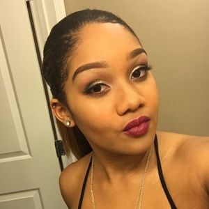 Meet your Posher, Alexis